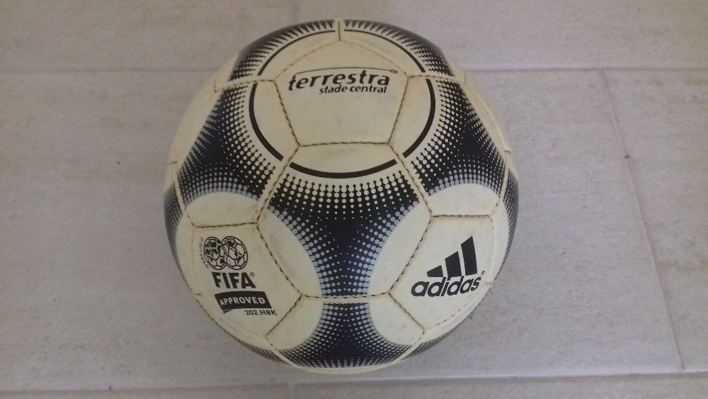 Bola ADIDAS anos 90 nova oficial