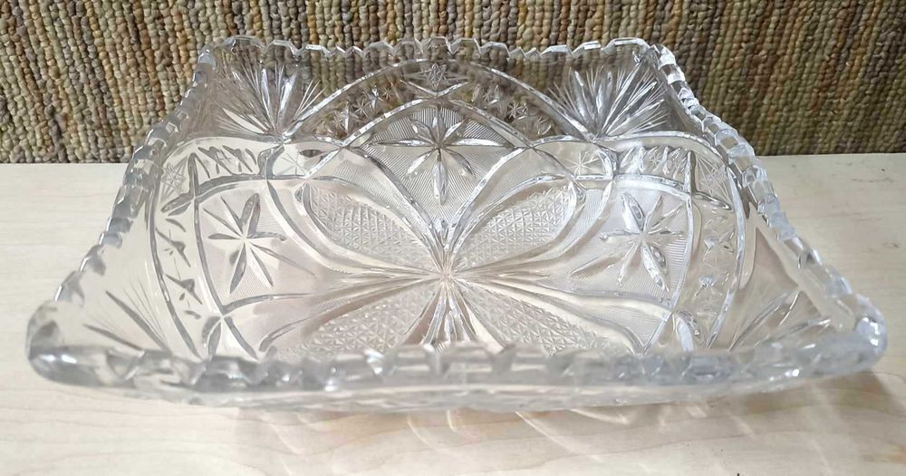 Kryształowa salaterka PRL 
wys 6 x szer 21 x gł 21 cm