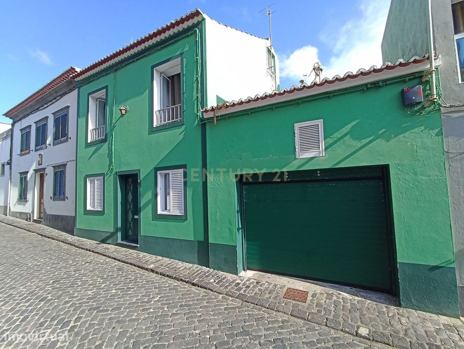 Moradia T2+2 com Garagem e Espaço Exterior | Centro de Ribeira Grande