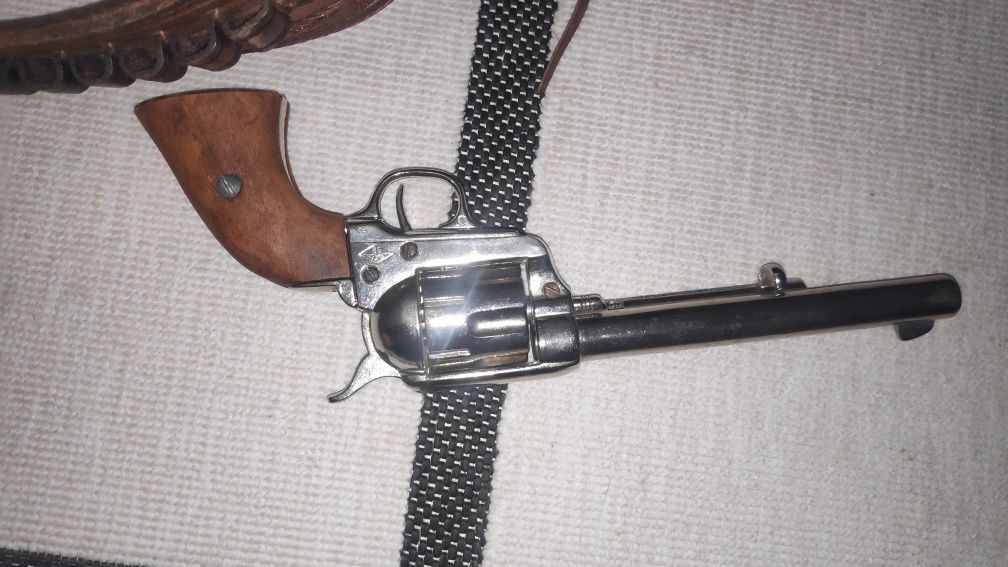 Revolver Colt 45 BKA 98 com coldre