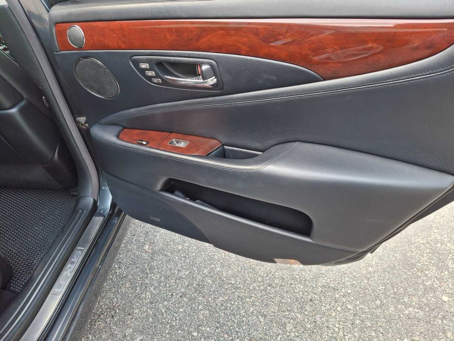 Продаю LEXUS LS600h