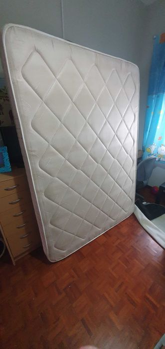 Colchão de molas usado em bom estado
