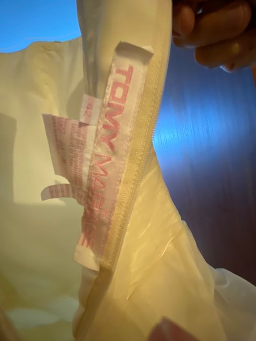 Vendo vestido de Noiva cor Bege em excelente estado.