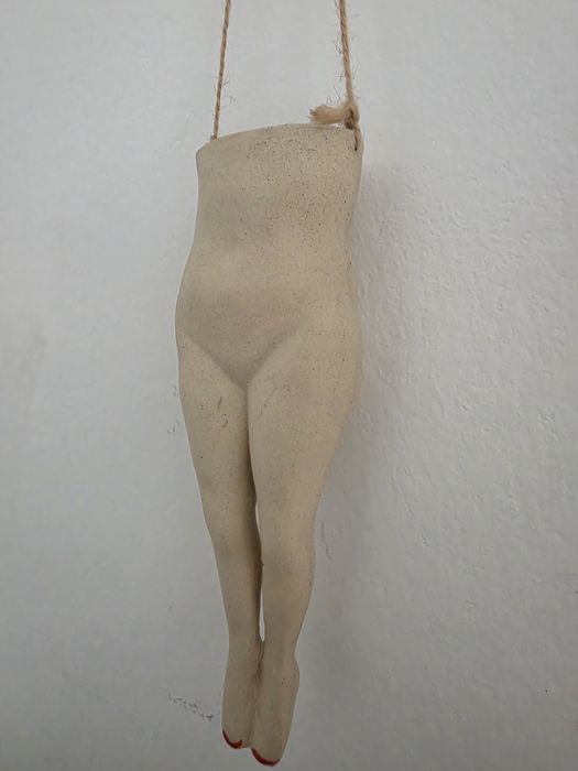 Peça decorativa artesanal – Corpo feminino (cerâmica)