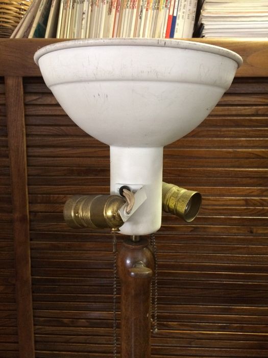 Candeeiro vertical antigo em madeira