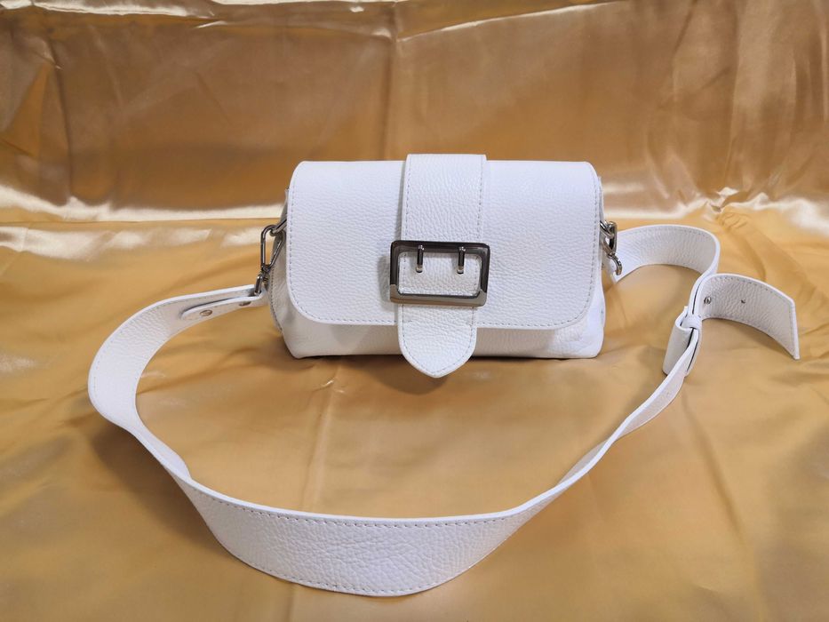 Стильная белая сумка Vera Pelle через плечо – компактная модель.
