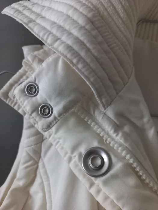 Casaco branco sem mangas e gola em malha