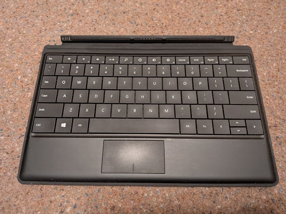 Prezent: Tablet Microsoft Surface 10,6” Intel Core i5 4 GB / 128 GB