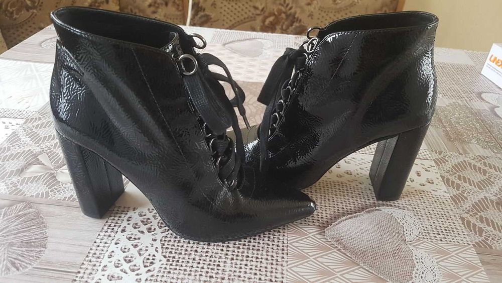 лаковые ботильоны кожаные Zara ботинки на каблуку туфли шнуровка