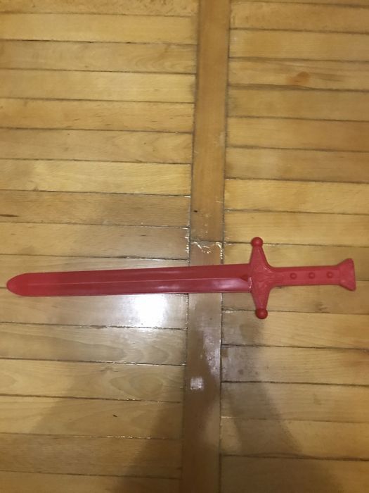 Меч красний