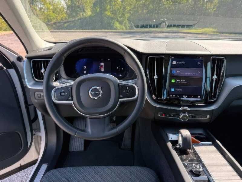 2022 Volvo XC60 B5 Momentum