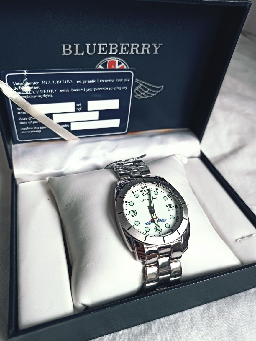 Nowy zegarek w pudełku elegancki kolor srebrny na bransolecie analogow