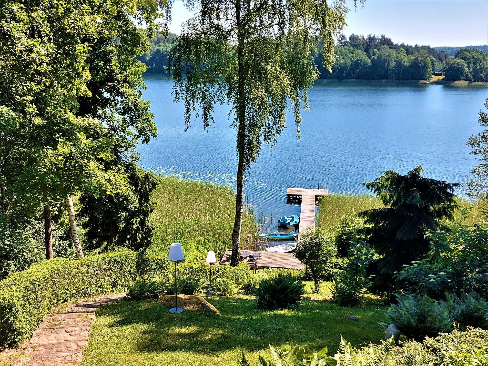 Mazury wolny domek nad jeziorem z linia brzegowa