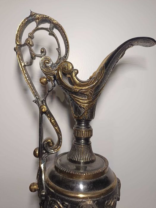 Jarra Decorativa em Estanho Ornamentado – Peça de Charme Clássico