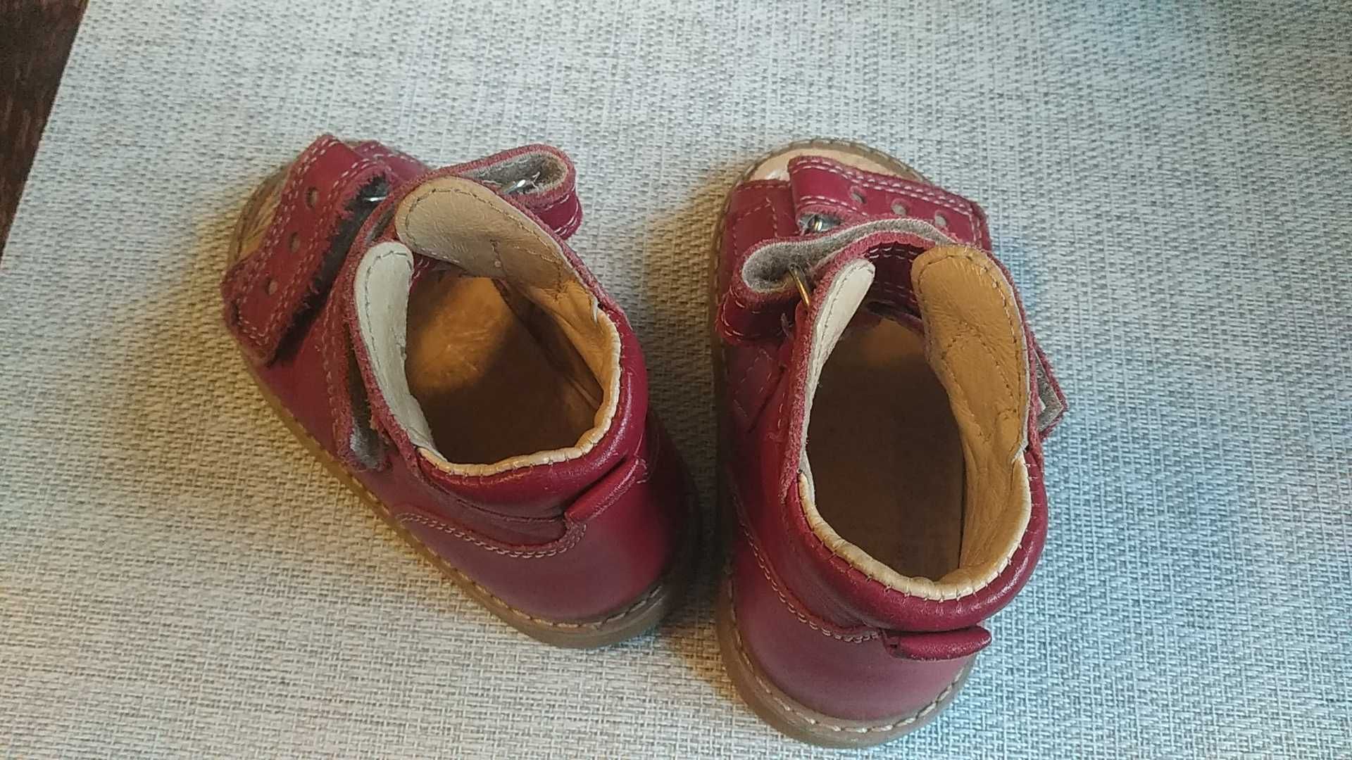 Sandałki dziecięce skórzane