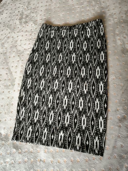 Saias pelo joelho justas ao corpo