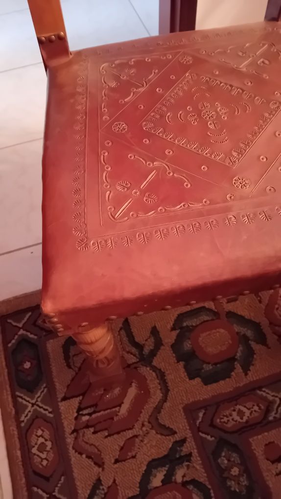 Mesa de sala em madeira de castanho e cadeiras