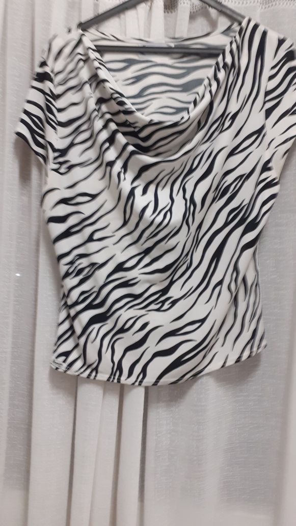 Blusa de otima blusa malha de seda com um lindo decote preto e branco