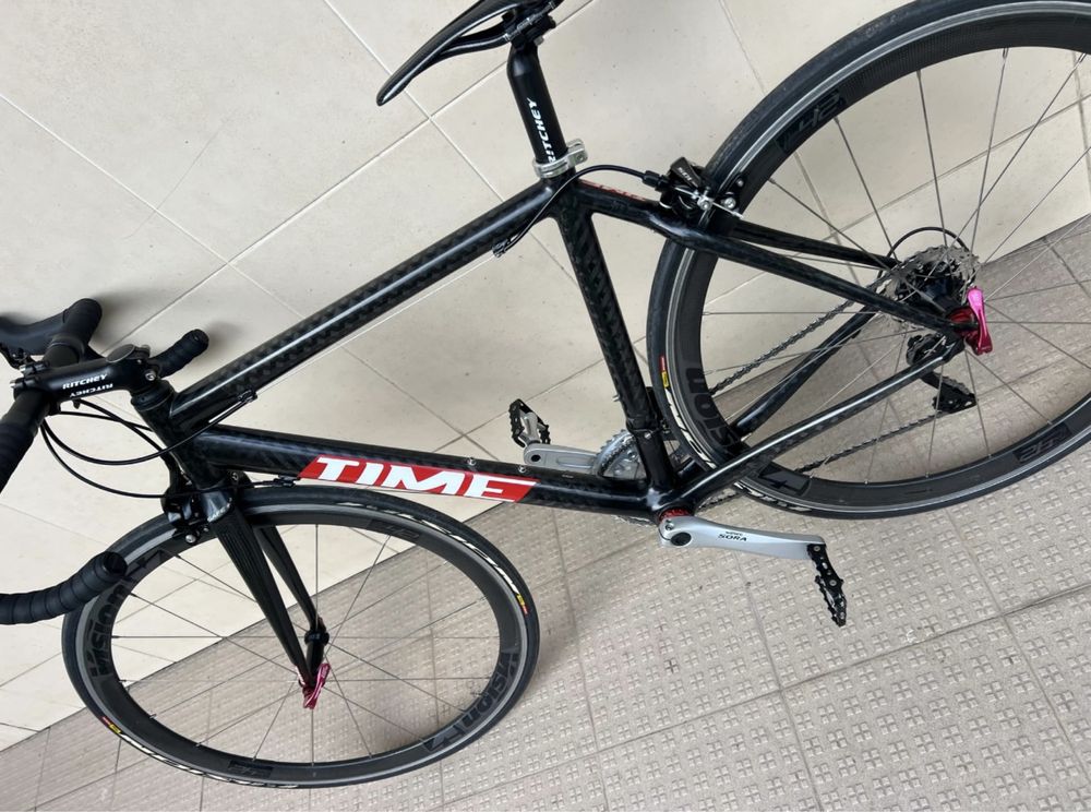 Bicicleta de estrada em carbono Time