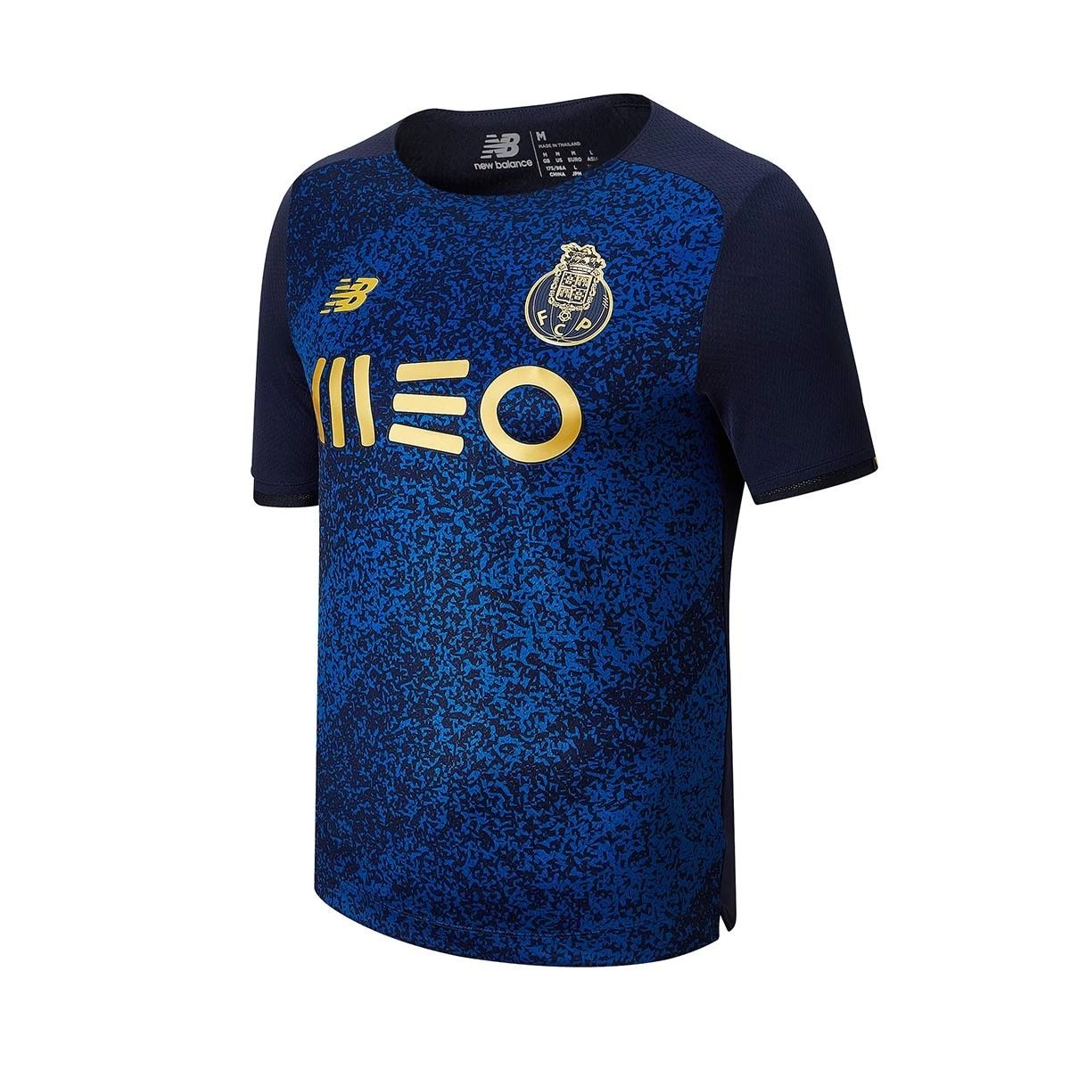 Vendo várias camisolas de futebol.