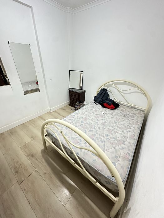 Cama de casal com mesinha de cabeceira