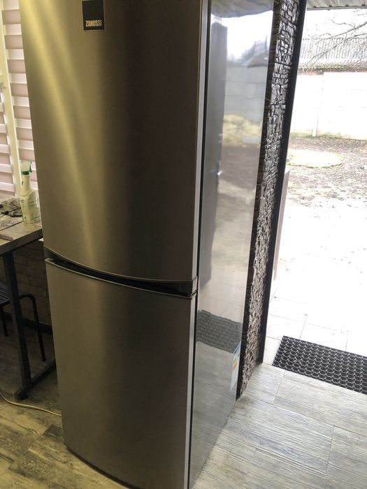 Продам Холодильник ZANUSSI в рабочем  состоянии