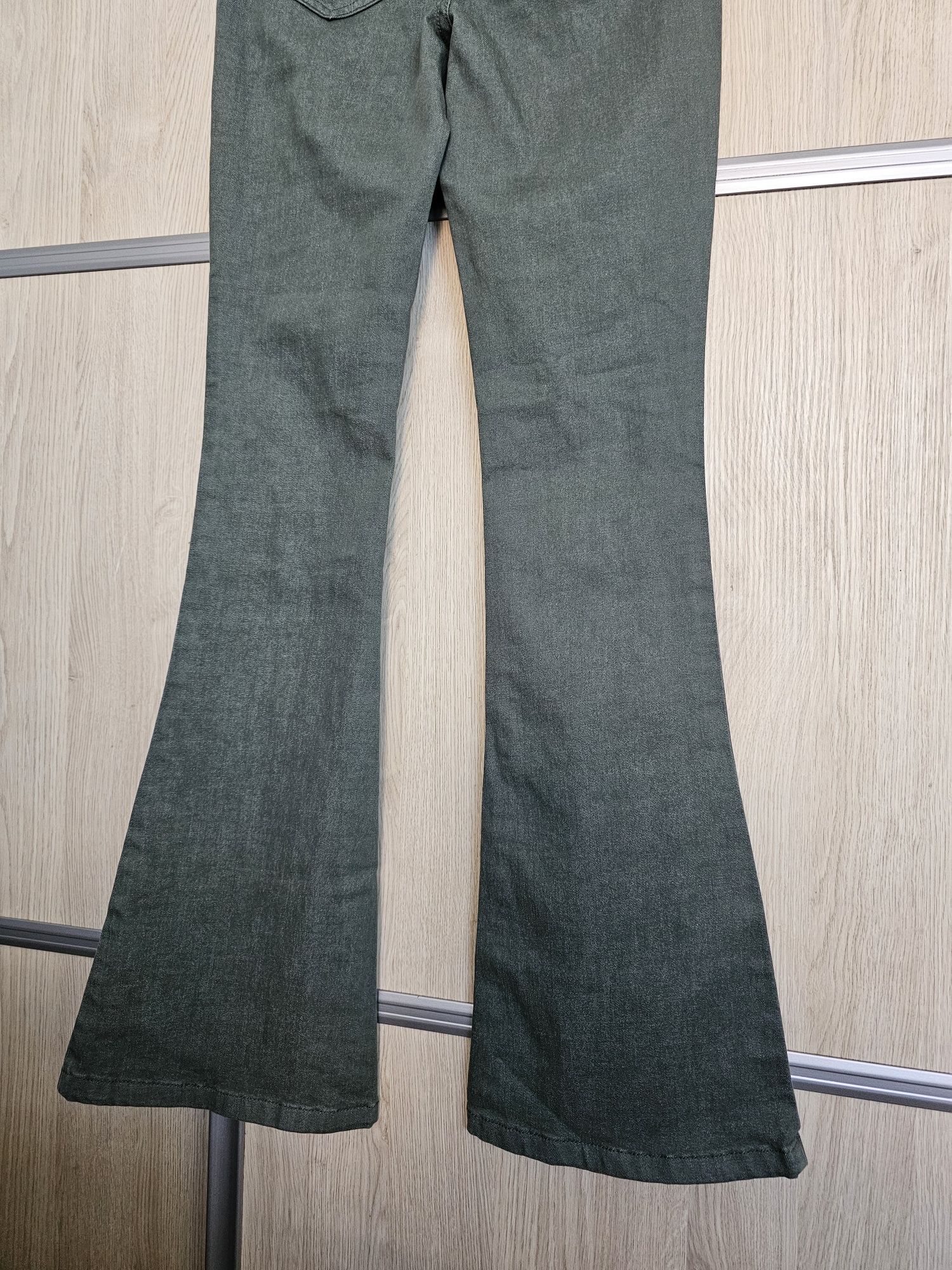 Zielone Jeansy Vila Regular Waist & Flared Leg XS/32