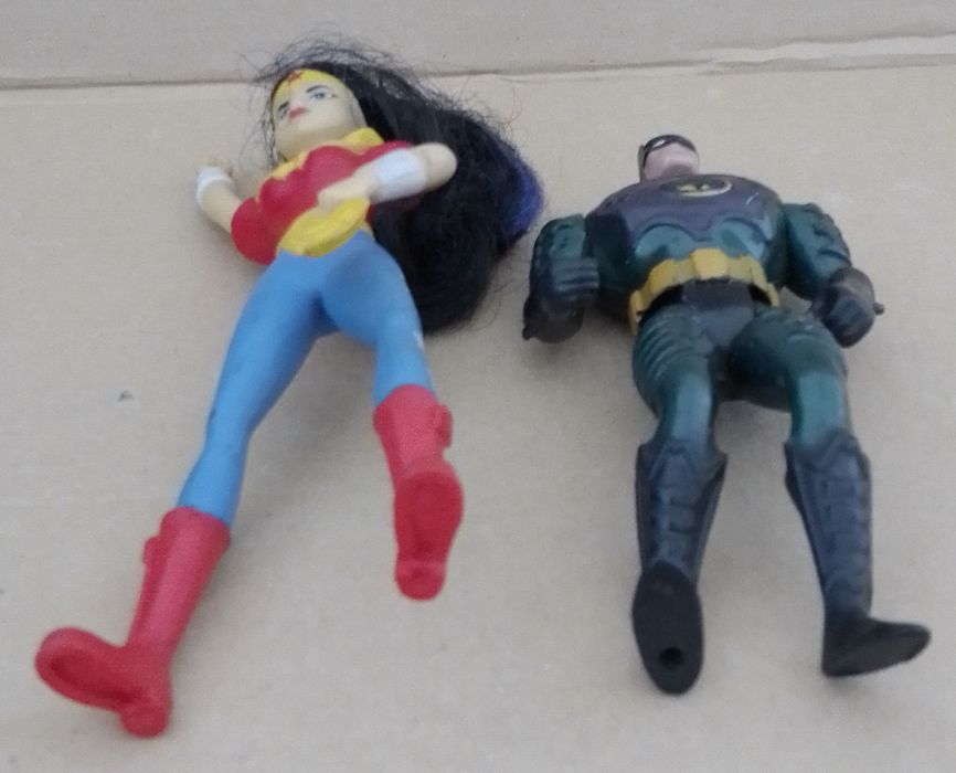 Bonecos da Wonder Woman e do Batman