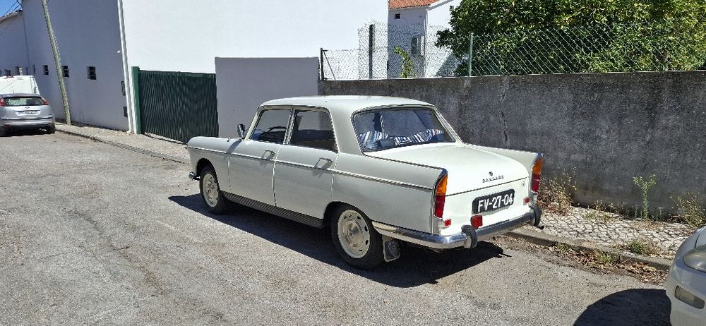 Peugeot 404 restaurado em muito bom estado