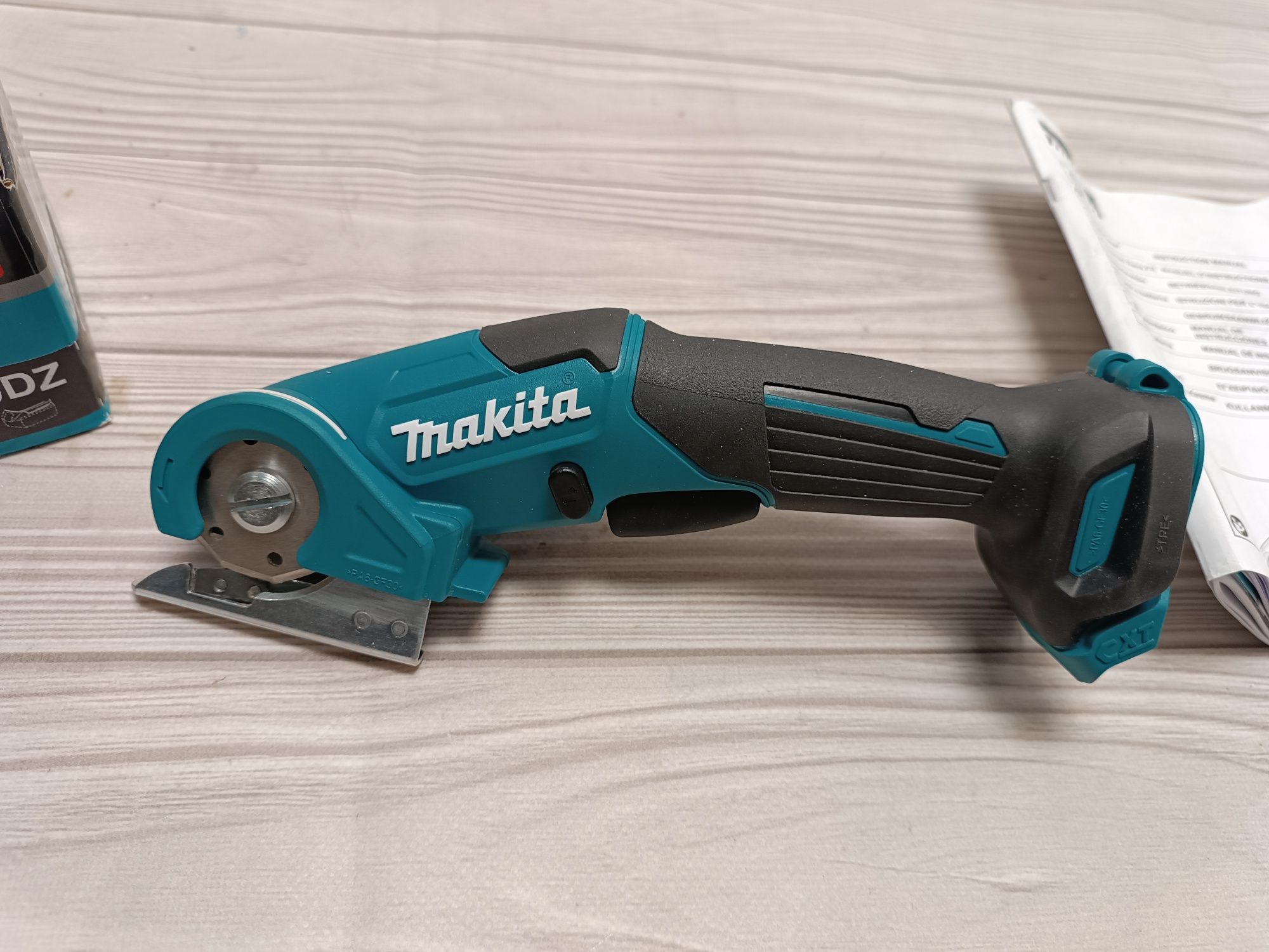 Makita CP100DZ акумуляторний дисковий різак акумуляторні ножиці 12В