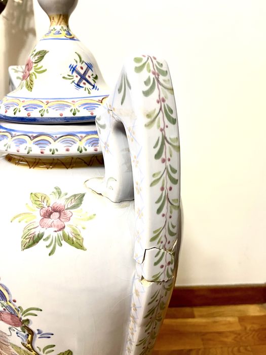 Jarro em faiança 80cm. Pintada à mão. Precisa restauro numa asa.