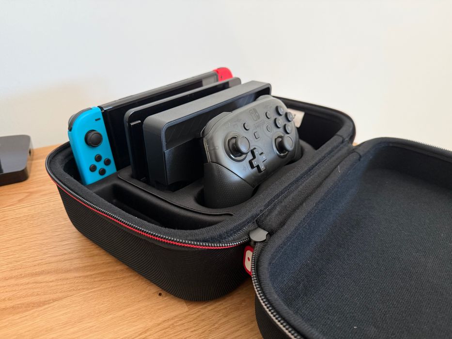 Nintendo Switch OLED + Travel Case – Como Novo