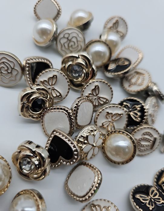 Miks guzików przypinek na sweter bluzke plecak  65 szt