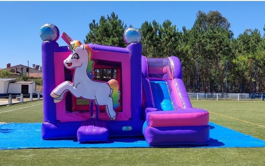 Insuflável unicórnio e homem aranha