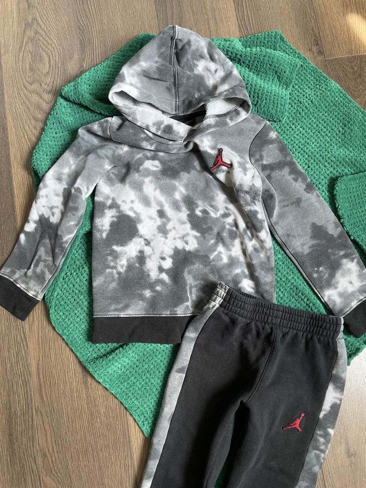 оригінальний спортивний костюм Nike  jordan сірий ,вік 5-6 років