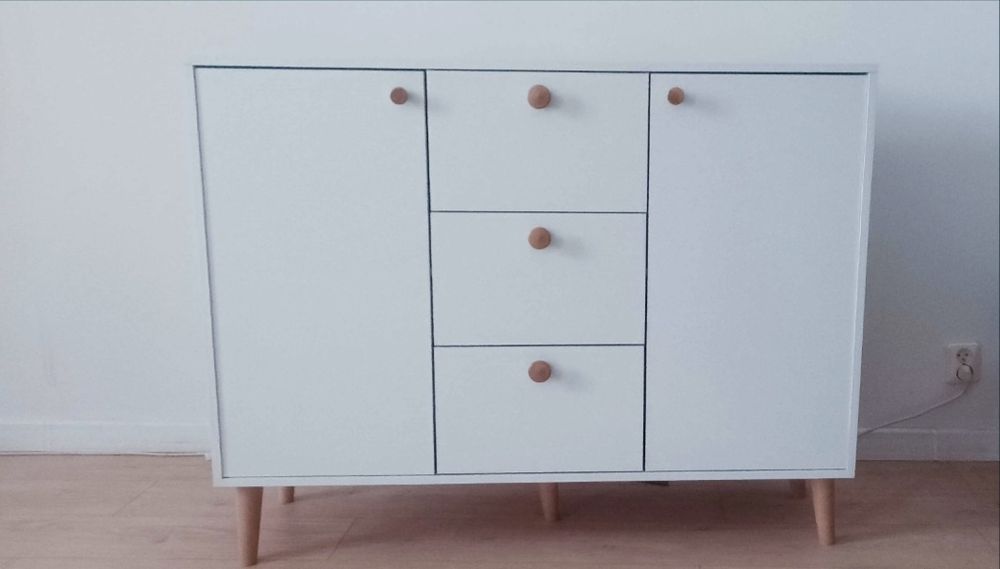 Komoda biała czeka na nowego właściciela