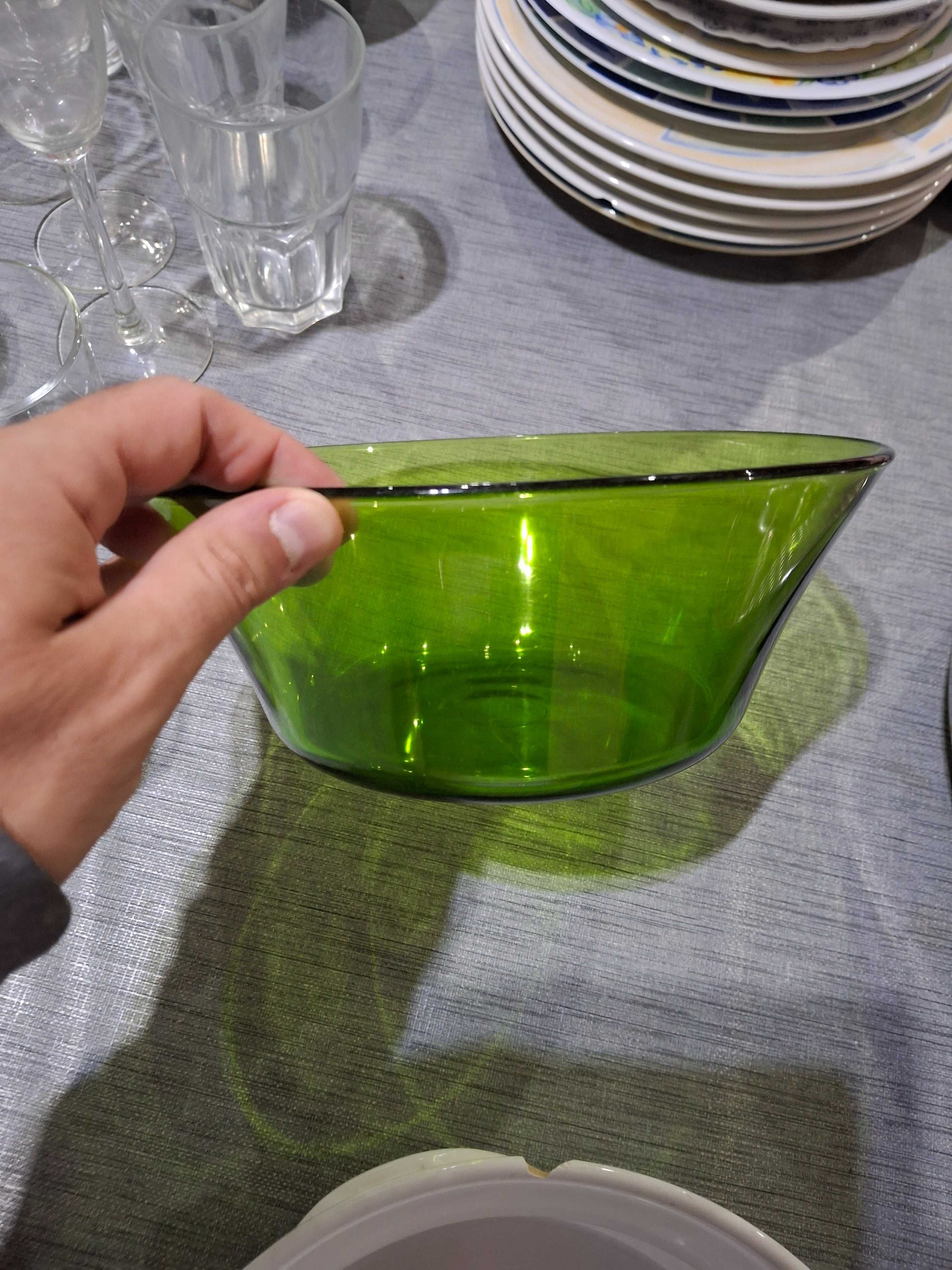 Conjunto de pratos e taças