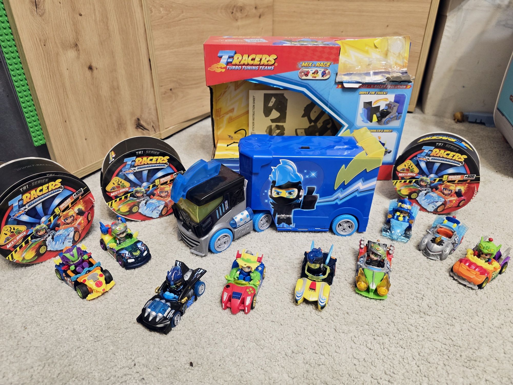 T-RACERS 4 XRacer Turbo Truck Ciężarówka + 9 Figurek i aut jak nowy