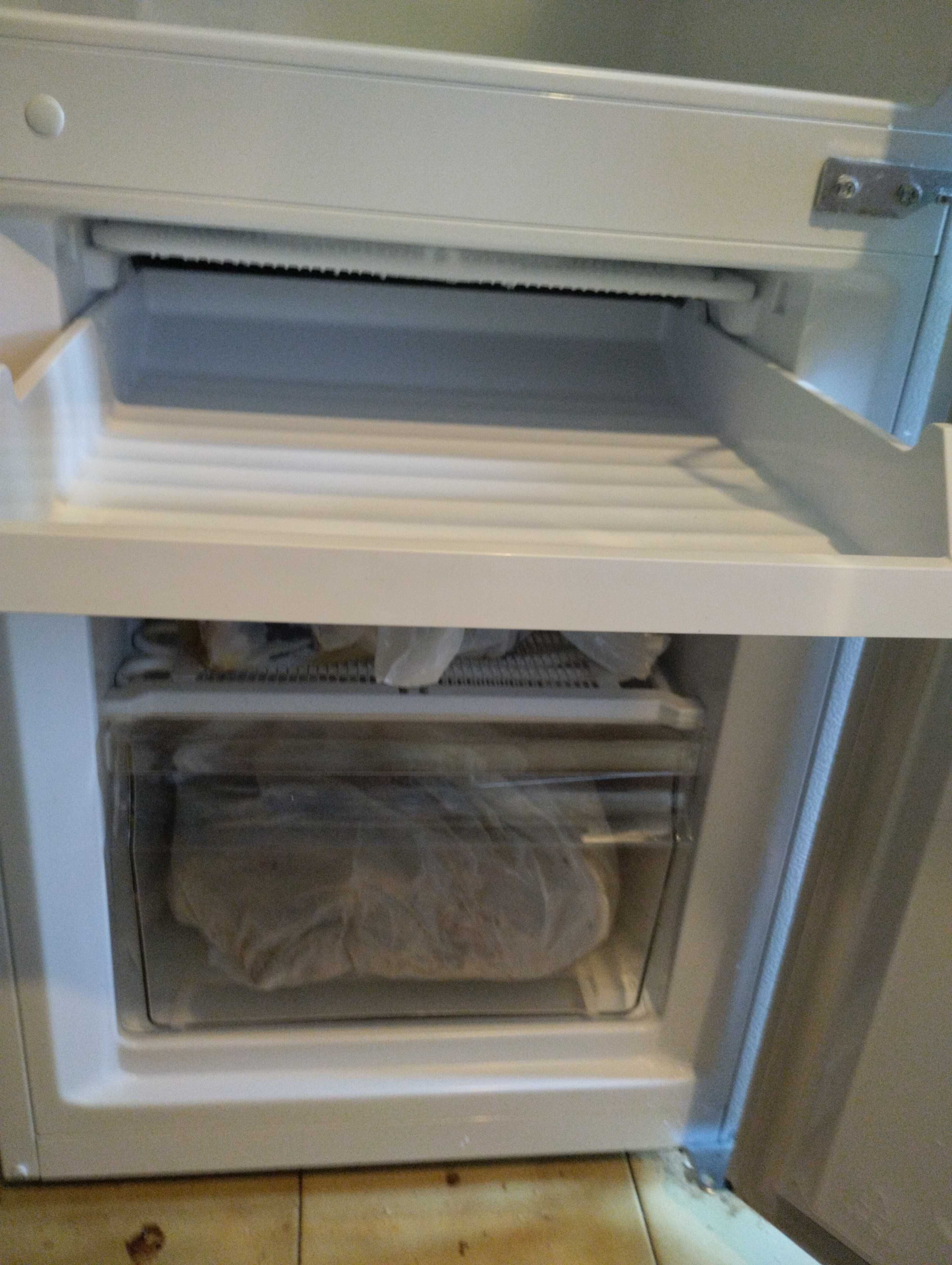 Atenção ao tamanho: 1,43. Frigorífico Combinado KUNFT