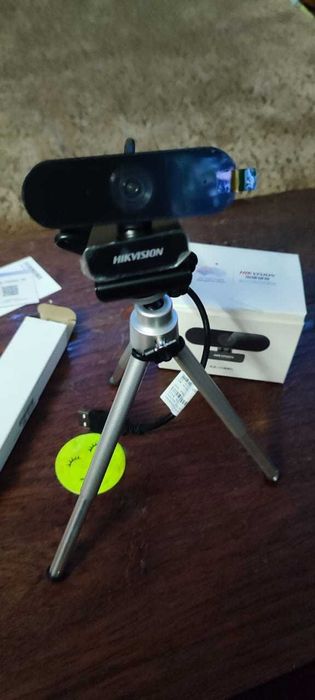 Hikvision DS-E12 1080P USB з штативом