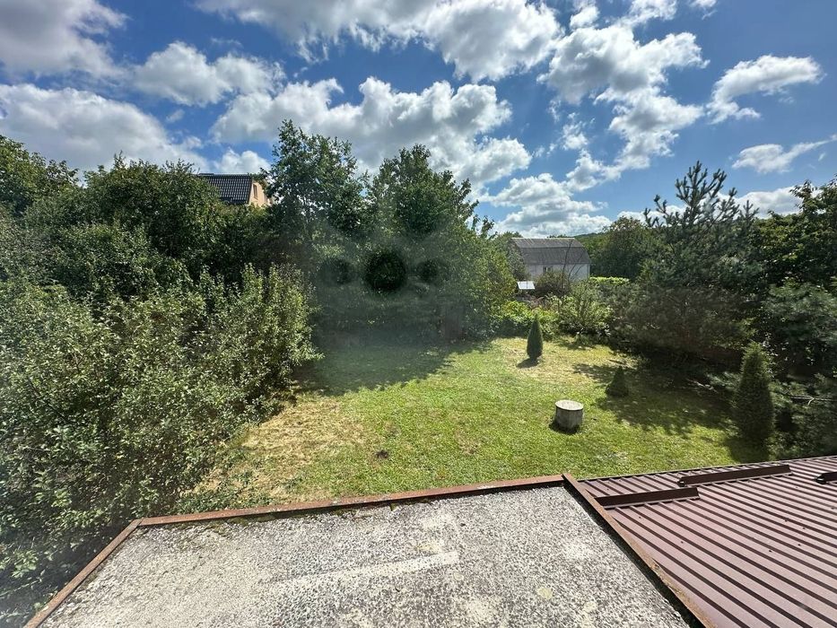 Сучасний просторий будинок для сімї