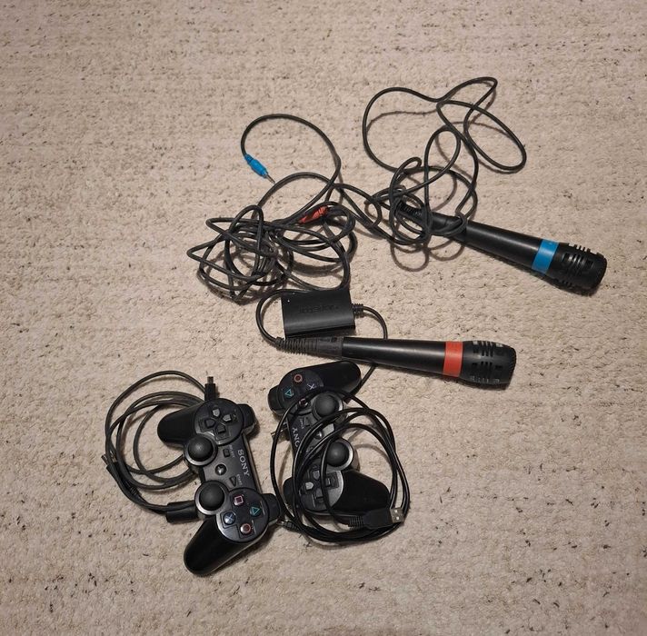 Consola Playstaition 3 com 2 comandos + jogos em cd