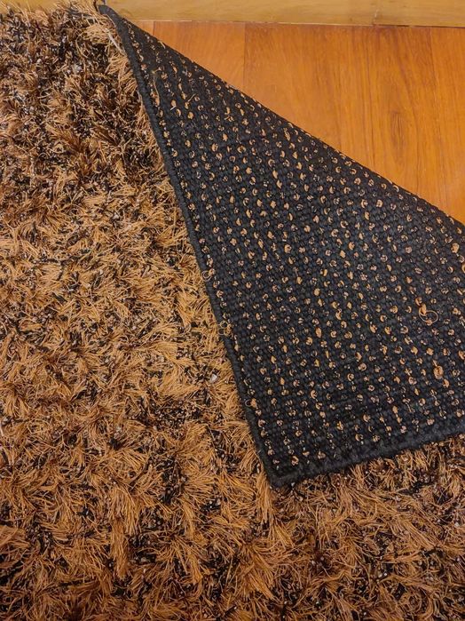 Carpete de pelo castanho claro