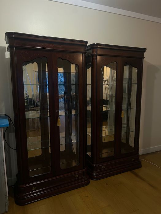 Conjunto 2 Cristaleiras Clássicas em Madeira – Vidro + Iluminação