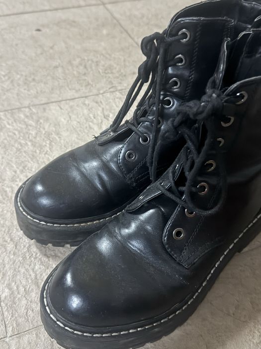 Botas em pele, cor preta.