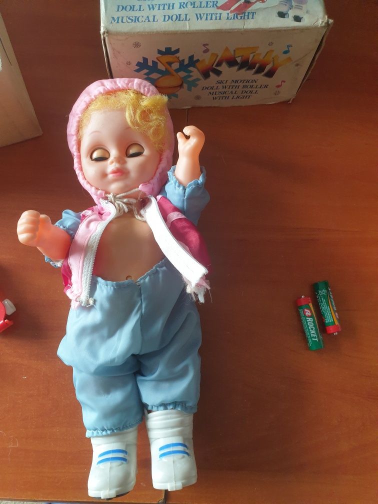 Stara kolekcjonerska lalka Polytoy Kathy Ski motion doll with roller
