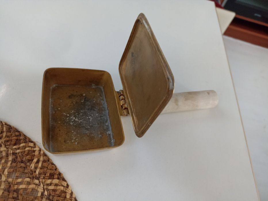 Popielniczka mosiężna z drewnianą rączką - antyk