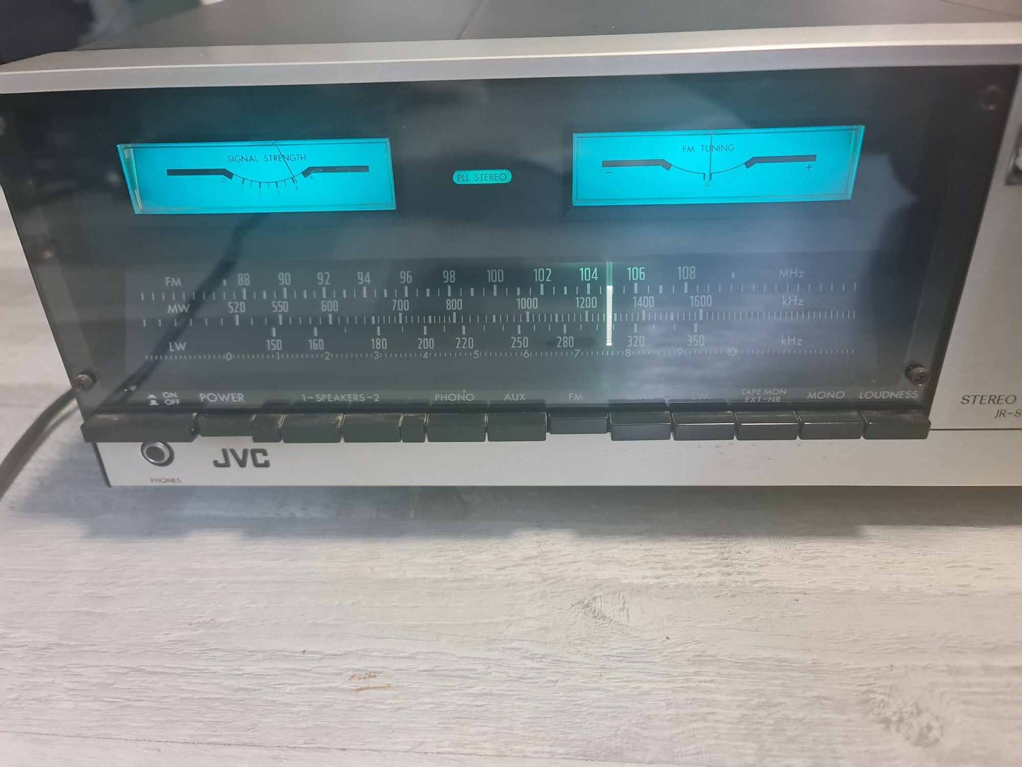 Dzieło sztuki amplituner JVC JR-S100L