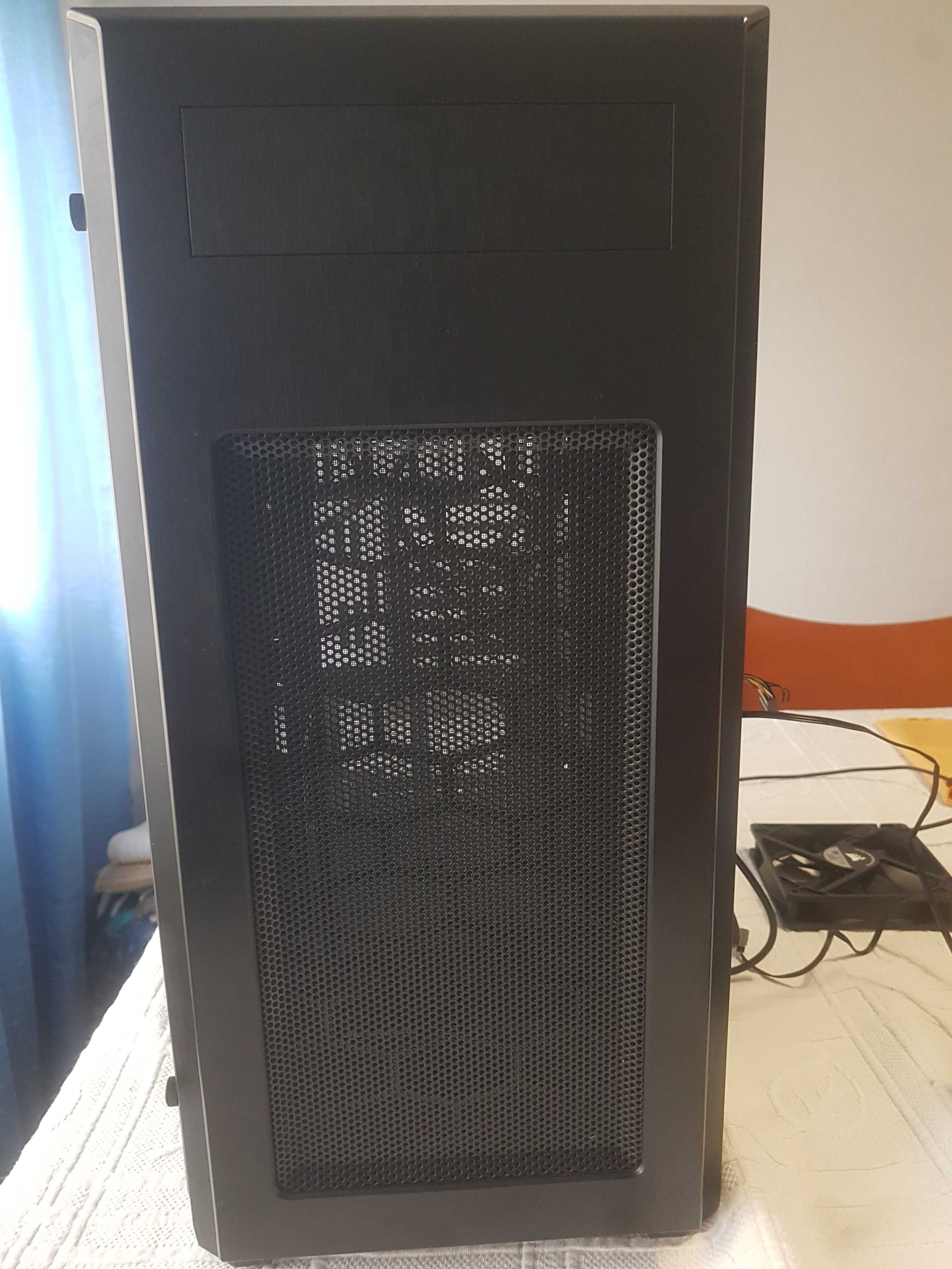 Caixa para Gamer grande semi nova pouco