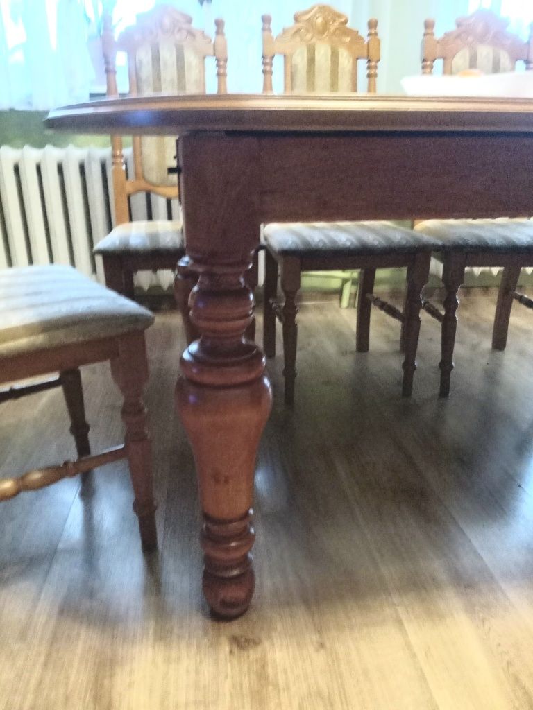 Zestaw  meblowy  stół  + 8 krzeseł